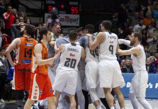 Llull, felicitado por sus compañeros tras el triple (Foto: ACB)