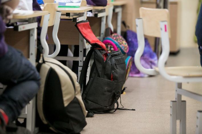 Mochilas en una clase.