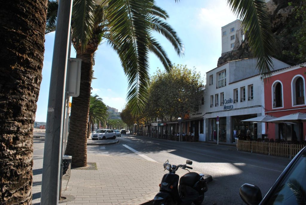 Terrazas en el puerto de Maó (Foto:EA)