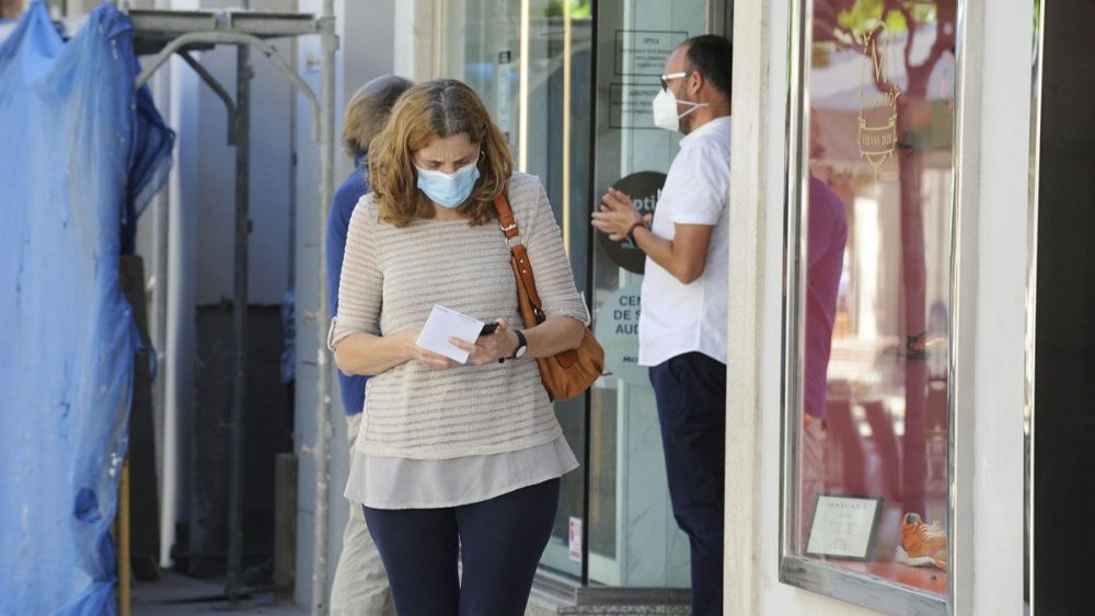 Gente con mascarilla en el centro de Maó (Foto: Tolo Mercadal)