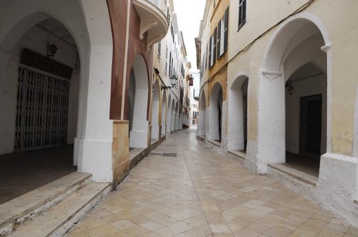 Una de las zonas comerciales de Ciutadella