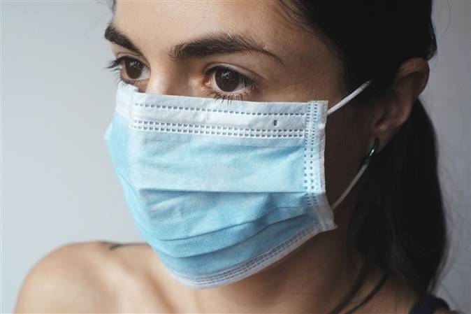 Una mujer con mascarilla.