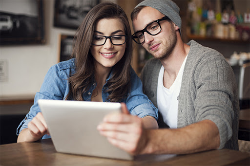 Una pareja leyendo.