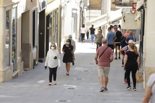 Gente paseando con mascarilla en el centro de Maó (Foto: Tolo Mercadal)