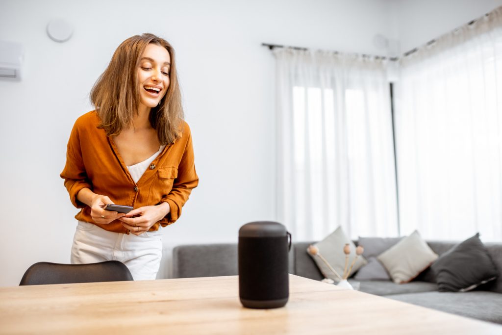 Controlando la casa con la voz.