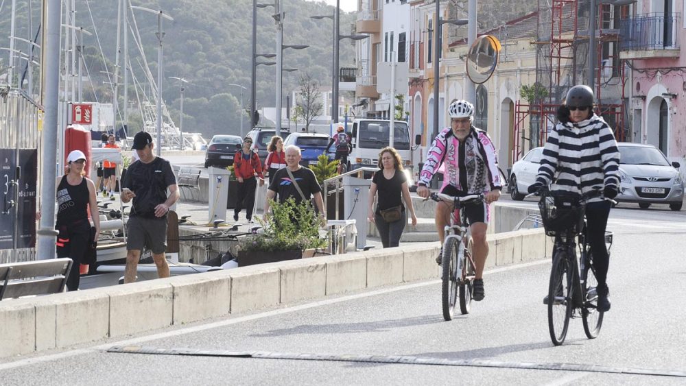 Gente haciendo deporte y paseando en el puerto de Maó (Foto: Tolo Mercadal)