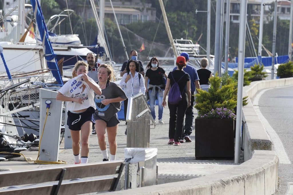 Gente paseando y corriendo por el puerto de Maó.