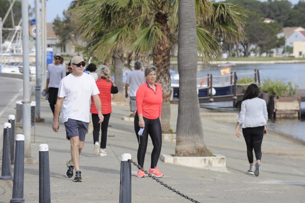 Gente haciendo deporte o paseando.