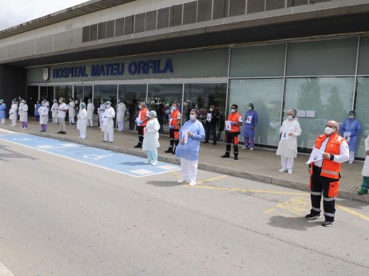 (Fotos y vídeo) Un emotivo homenaje a los sanitarios fallecidos