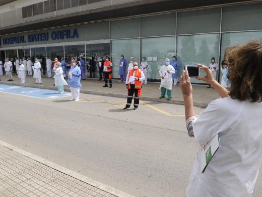 (Fotos y vídeo) Un emotivo homenaje a los sanitarios fallecidos