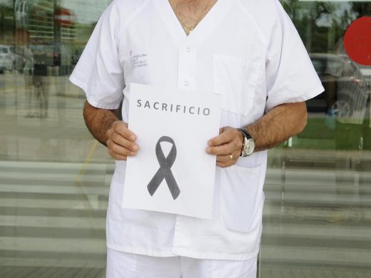 (Fotos y vídeo) Un emotivo homenaje a los sanitarios fallecidos