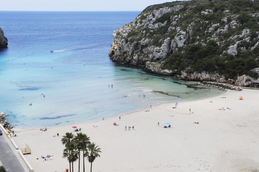 Cala en Porter, una de las playas donde se suele dar el cambio de color del agua por microalgas (Foto: Tolo Mercadal)