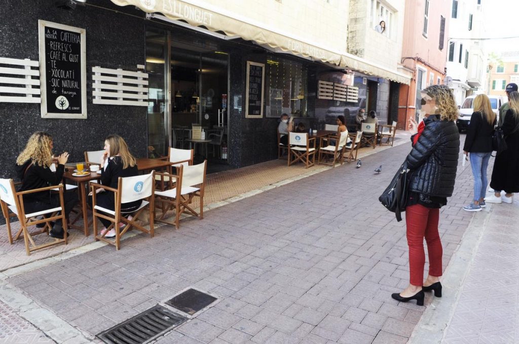 Terraza abierta en el centro de Maó (Foto: Tolo Mercadal)