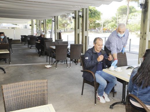 (Fotos) Ambiente en las terrazas de bares y cafeterías de Menorca