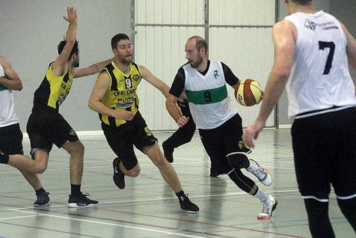 Mesa, con el número 9, en un partido ante el Llucmajor (Foto: deportesmenorca.com)