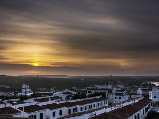 (Fotos) El doble sol o “parhelio” sobre el cielo de Menorca