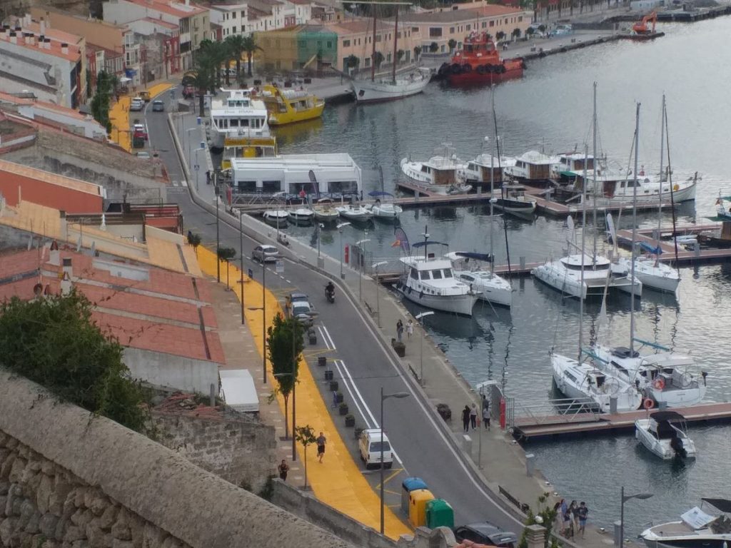 El nuevo camino amarillo del puerto de Maó (Foto: Tolo Mercadal)