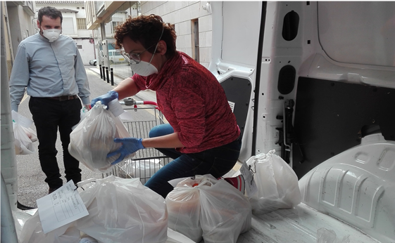 Voluntarios de Càritas reparten alimentos a las familias más necesitadas