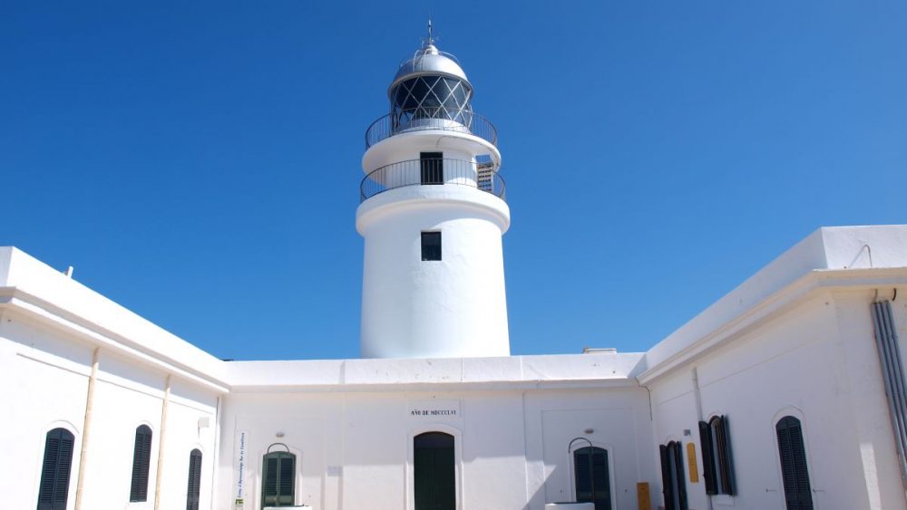 El centro se encuentra en el edificio anexo al faro más antiguo de Menorca