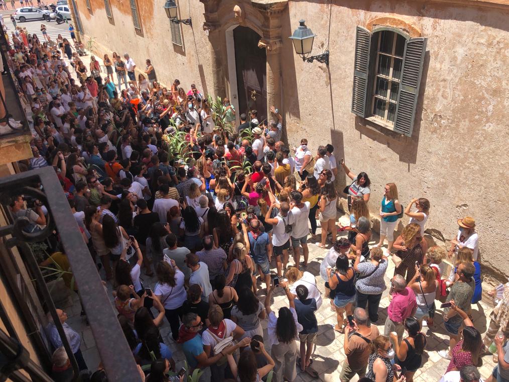 Concentración de gente en casa del "caixer senyor" (Foto y vídeo: Tolo Mercadal)