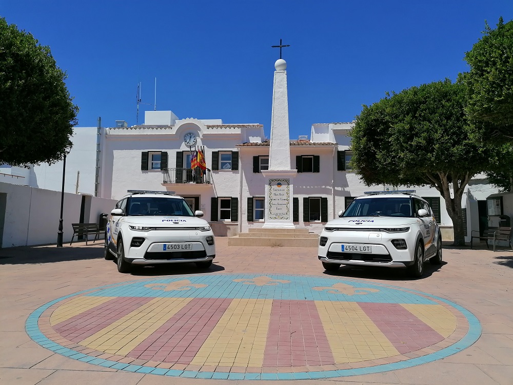 Imagen de los dos vehículos (Foto: Ajuntament de Sant Lluís)