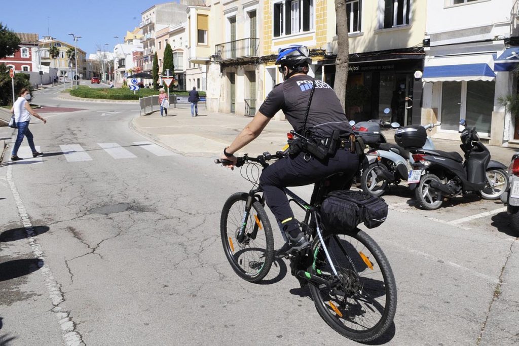 La Policía Local también ha vigilado el cumplimiento de las medidas (Foto: Tolo Mercadal)