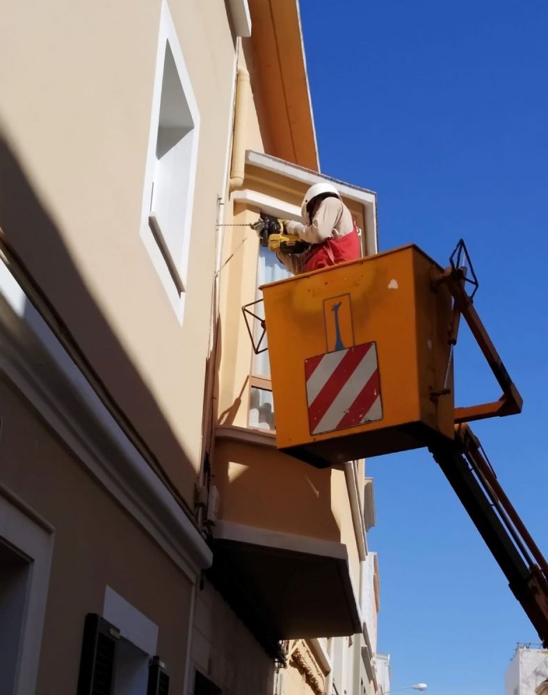 La brigada municipal trabaja para cambiar el alumbrado público