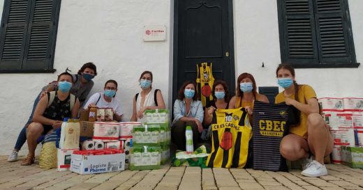 Las jugadoras, junto al lote de productos (Foto: CB Es Castell)