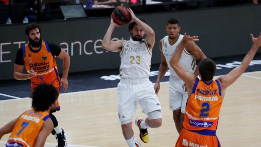 Llull, en el aire con el balón (Foto: Real Madrid)