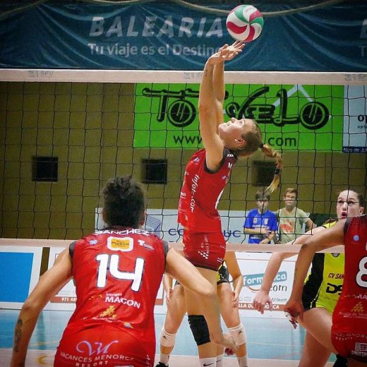 Maria Sanchís, durante un partido del Avarca (Foto: Vòlei Ciutadella)