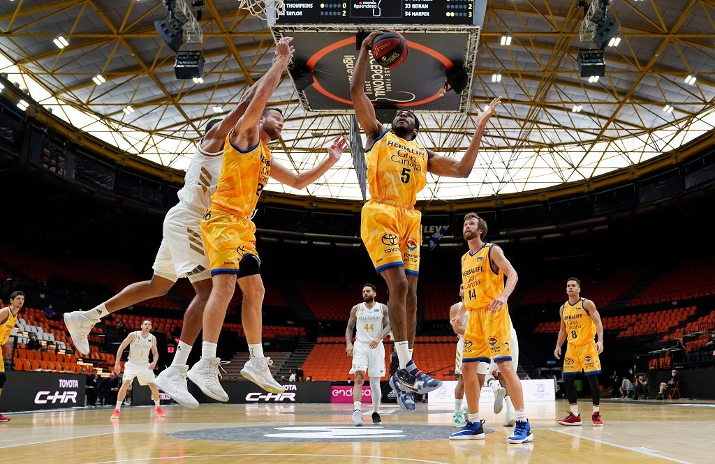 Okoye recoge un rebote durante el partido (Foto: ACB Photo)