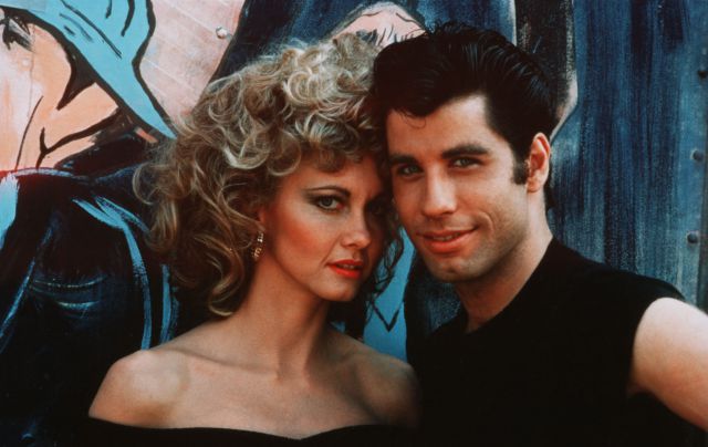 Olivia Newton-John y John Travolta, en la película.