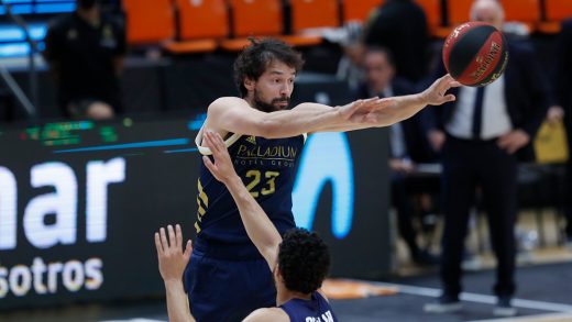 Pase en el aire de Llull (Foto: Real Madrid)