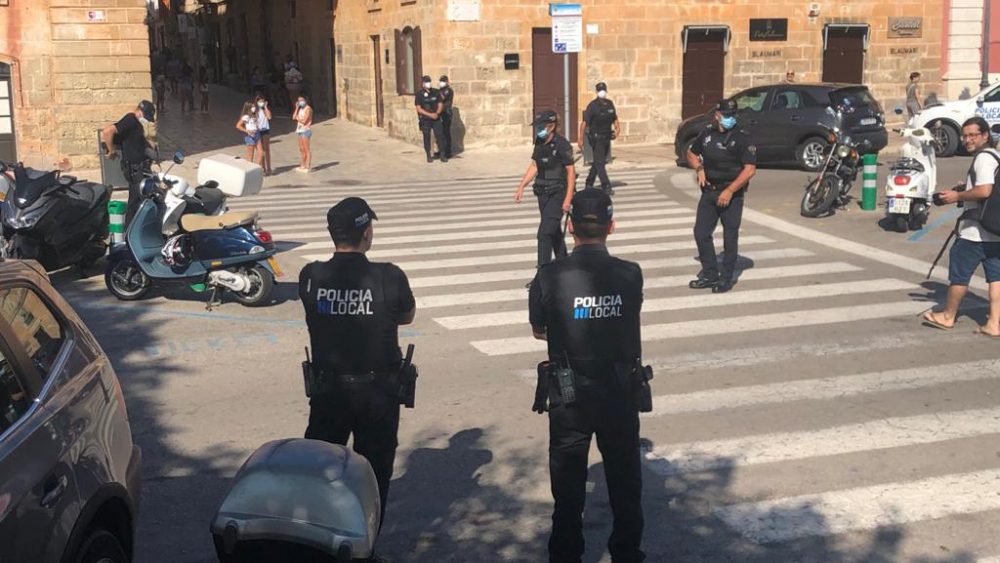 Policías vigilan que no se formen aglomeraciones (Foto: Tolo Mercadal)