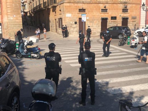 Policías vigilan que no se formen aglomeraciones (Foto: Tolo Mercadal)