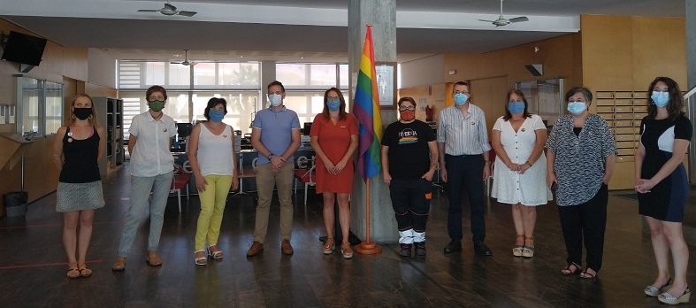 La bandera, junto a las autoridades (Foto: Consell Insular)