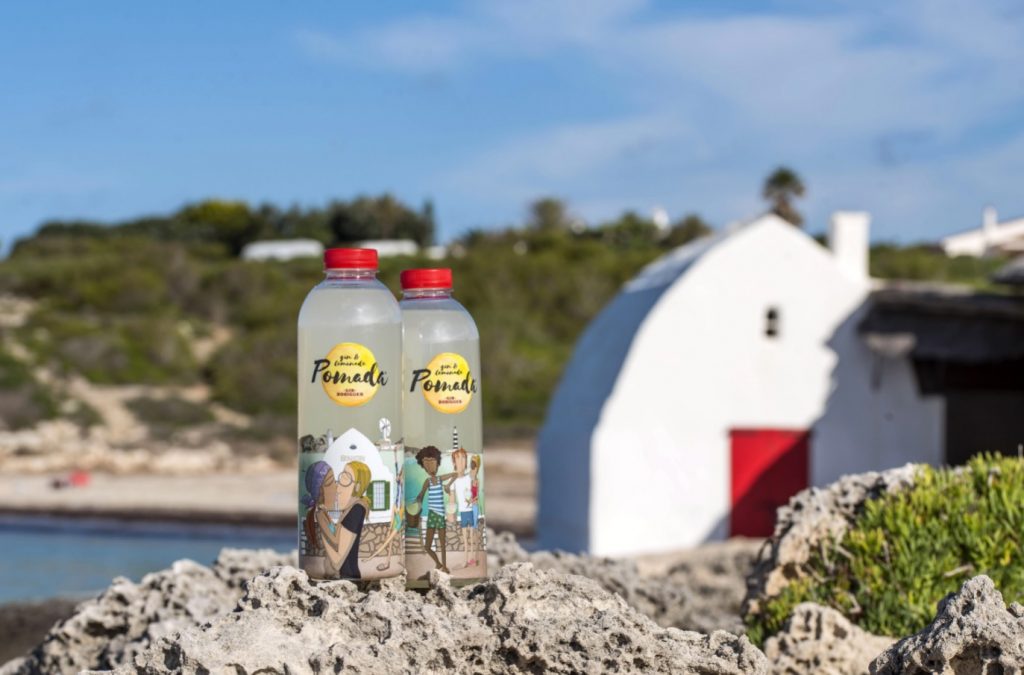 Pomada Xoriguer se compromete con el reciclaje en las fiestas de Fornells. (Foto: DAVID ARQUIMBAU)