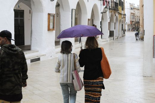 Gente con paraguas en Ciutadella.