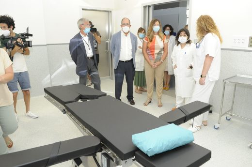 La consellera Patricia Gómez, en una visita al Hospital (Foto: Tolo Mercadal).