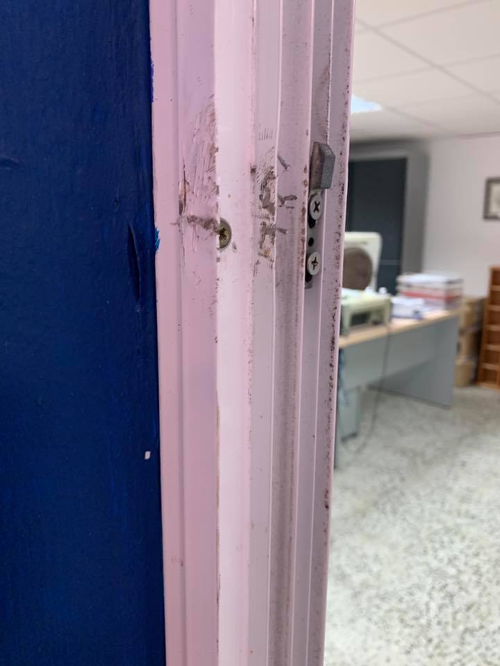 Imagen de una de las puertas forzadas (Foto: CB La Salle Mahón)