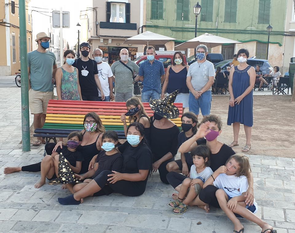 Fotografía junto al banco tras el acto (Foto: Ajuntament de Ciutadella)