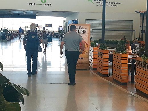 (Fotos) Vuelos a París o Lisboa y cafeterías abiertas: el aeropuerto recupera el pulso