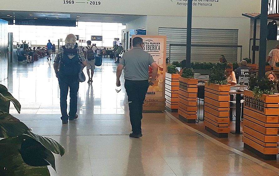 Cafetería abierta y tránsito de pasajeros esta tarde.