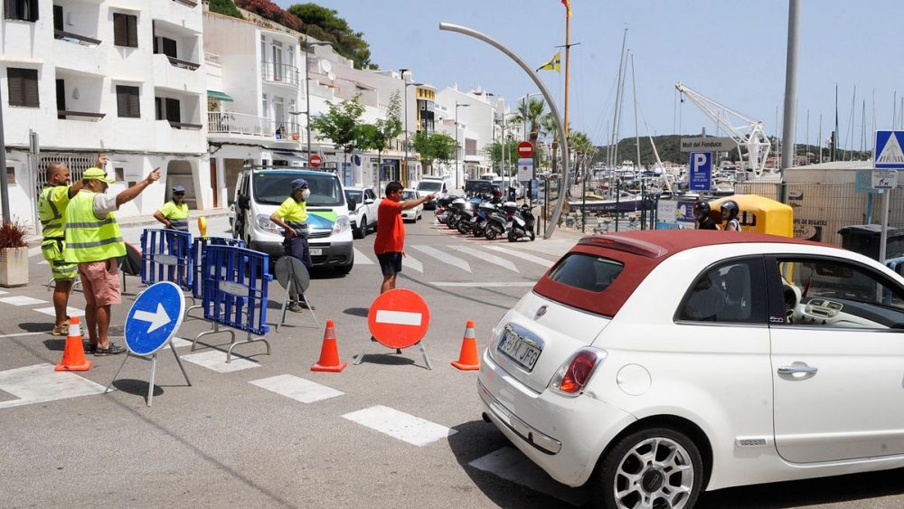 Coches entrando en el puerto de Maó entre operarios y señalizaciones (Fotos: Tolo Mercadal)