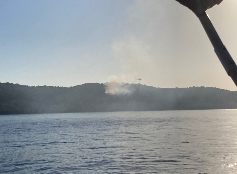 Imagen del helicóptero actuando en el incendio (Foto y vídeo: Sergi Mascaró)