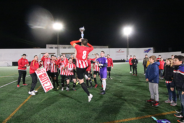 Celebración tras ganar el título de Copa (Foto: deportesmenorca.com)