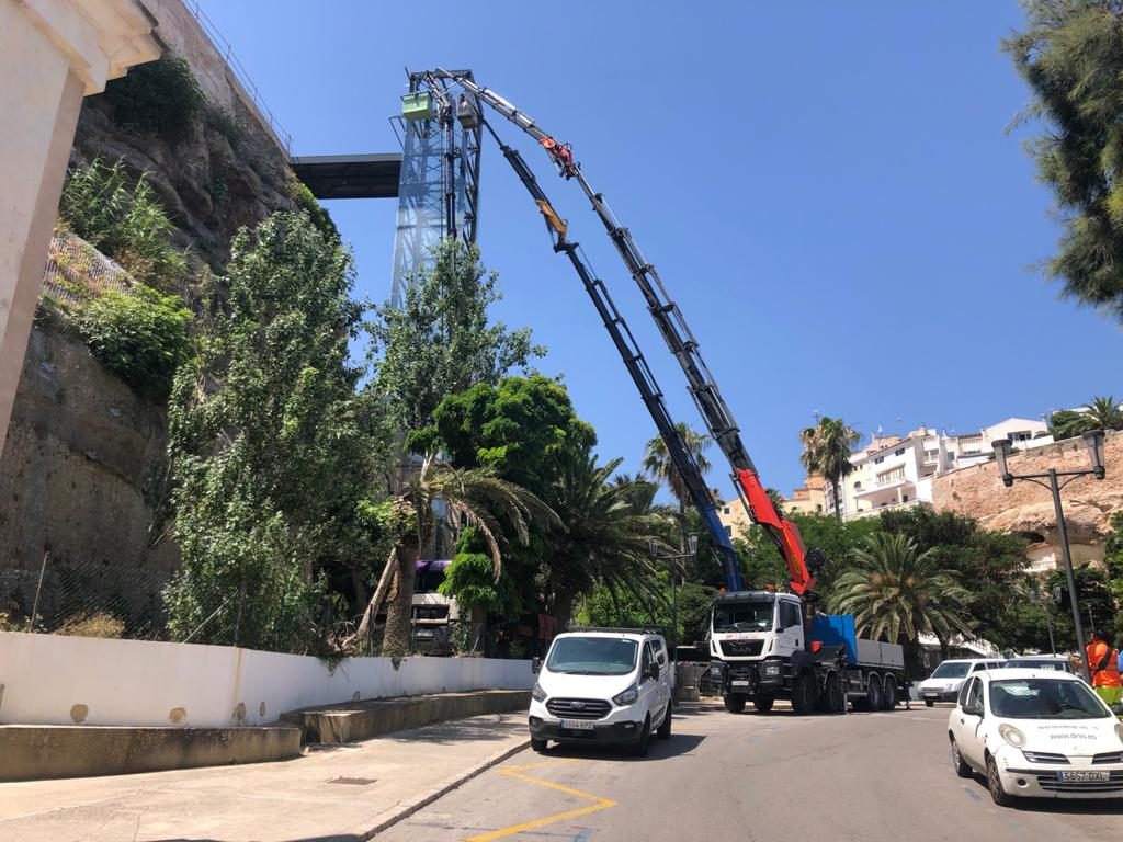 Fotografía de la grúa trabajando en el nuevo ascensor (Foto: Tolo Mercadal)