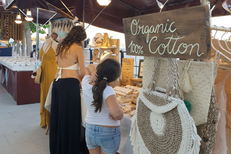 Uno de los puestos del mercado (Fotos: Ajuntament d'Es Castell)