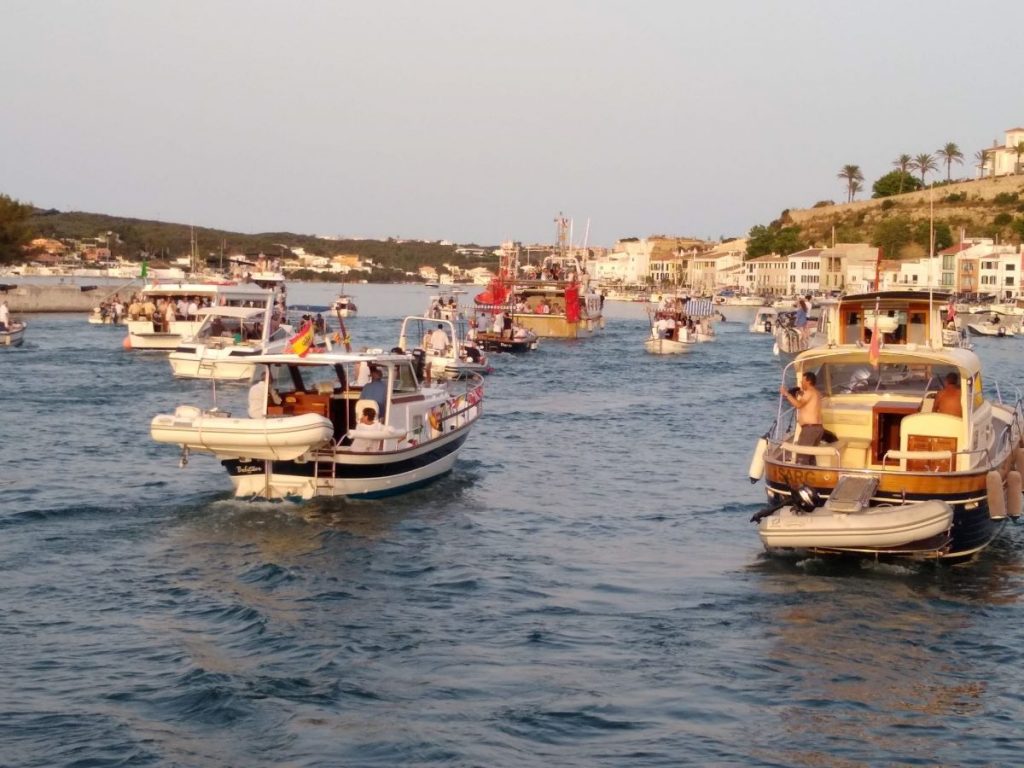 Imagen de la procesión marinera en el puerto de Maó en 2019