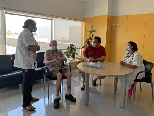El doctor Luis Prieto, Jefe de Traumatología, y la geriatra Dra. María Dolores Jiménez conversan con el paciente Sebastià Cladera y su hijo Javier